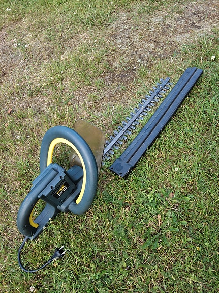 Sähkökäyttöinen pensasleikkuri