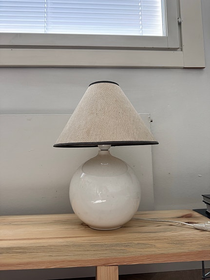 Tyylikäs Art by Stockmann/ Orno -pöytävalaisin.