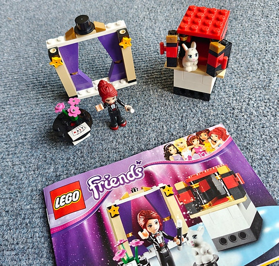 LEGO Friends Mia’s Magic Tricks taikashow-setti
