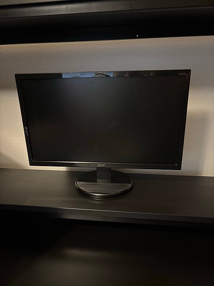 Acer K222HQL 24" ja Philips näyttö