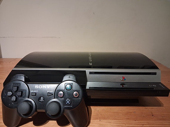 HUOLLETTU PS3 FAT 500GB+ohjain+peli