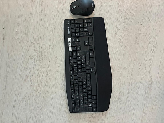 Logitech MK850 Performance -näppäimistö ja hiiri