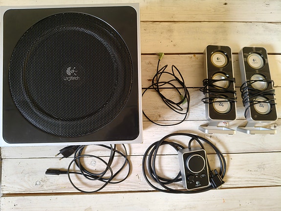 Logitech Z-4 2.1 -kaiutinsarja