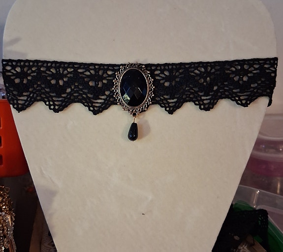 Choker kaulanauha isolla mustalla helmellä.