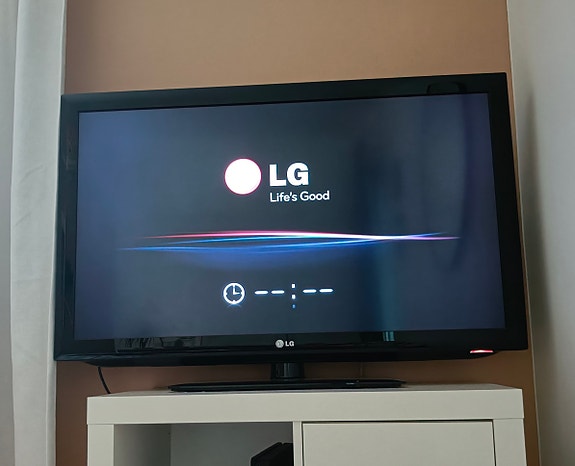 LG televisio 42 tuumaa