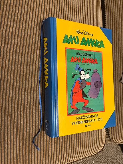 Aku Ankka näköispainos vuosikerrasta 1973 kovakantinen kirja