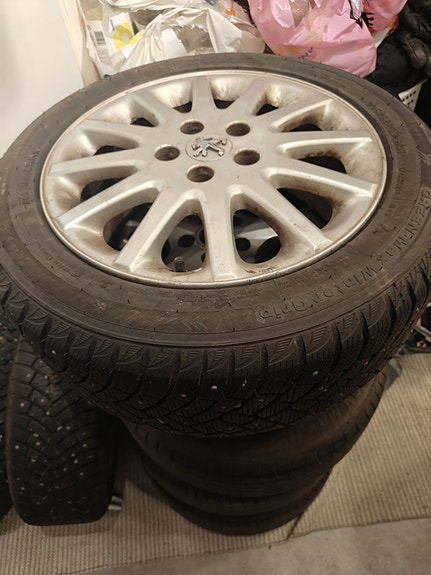 Myydään Peugeot 607 2004 talvirenkaat