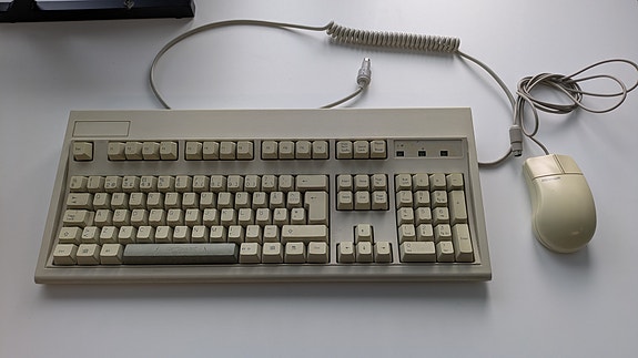 Retro näppäimistö ja Microsoft-hiiri PS/2-liittimillä