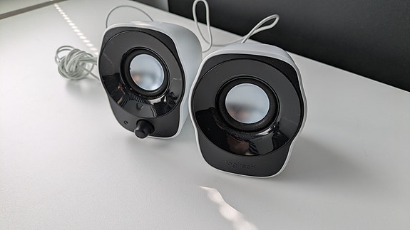 Modernit Logitech tietokonekaiuttimet, 2 kpl