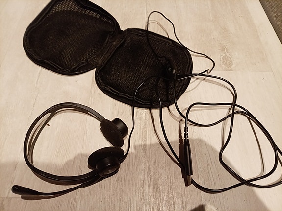 Logitech kuulokkeet mikillä varustettu