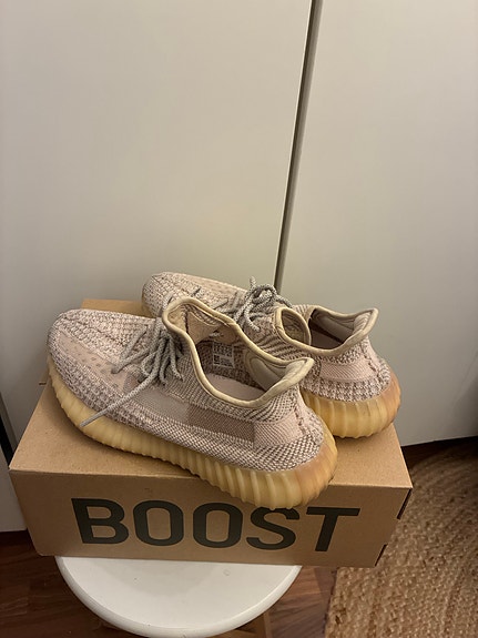Yeezy Boost 350 V2 Synth (Reflective), 42 2/3