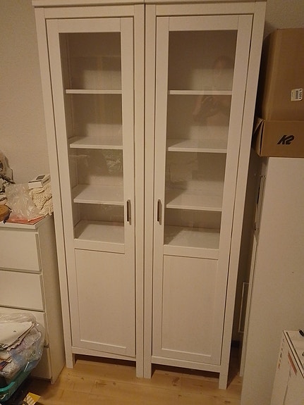 Kaksi vitriinikaappia tv-tasolla (IKEA)