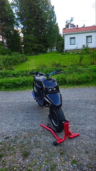 Ostetaan yamaha aerox keula, smoto kumit ja takajarrusatula mieluiten letkulla