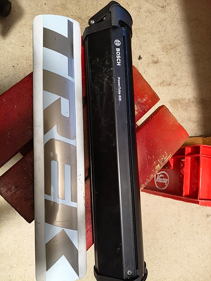 Bosch Powertube 625 sähköpyörän akku ja Trek kilpi