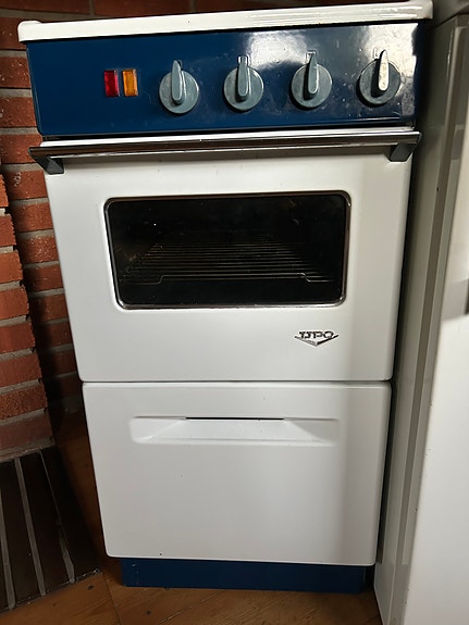 Vintage liesi/uuni (UPO) ja jääkaappi (Finlux)
