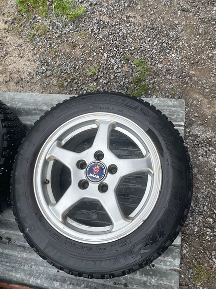 Saab vanteet hyvillä nasta renkailla