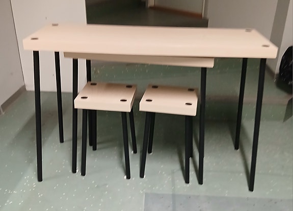 Ikean sarjapöytä ja jakkarat Fridnäs