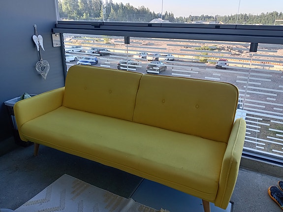 Pirteä keltainen sohva