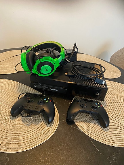 Xbox One pelikonsoli, ohjaimet ja Razor pelikuulokkeet
