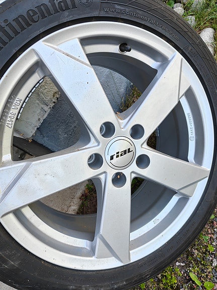 1 kpl Vanne + kumi 18" hopea ET40
