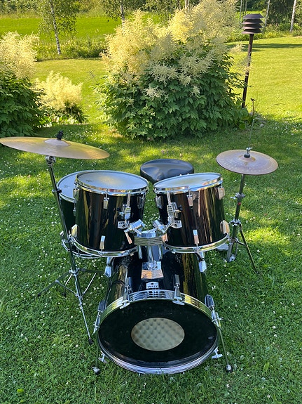 Rummut, rumpusetti.  Tama Rockstar soittovalmis rumpusetti..