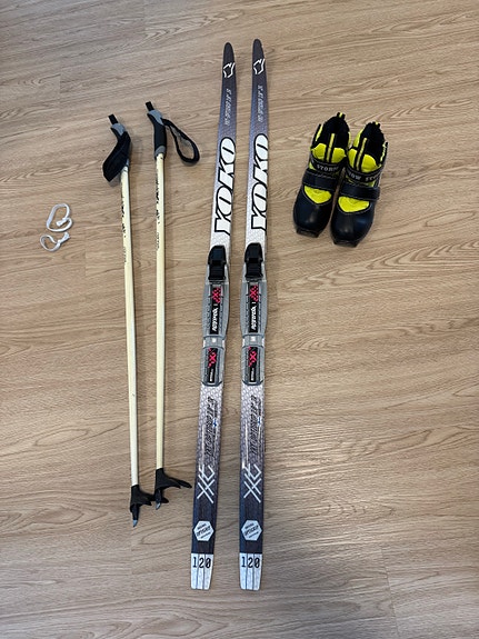 Voiteluvapaat sukset 120 cm + sauvat Exel