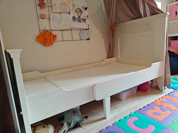 Ihastuttava, tukeva gustavilaistyylinen täyspuinen Juvi sänky.