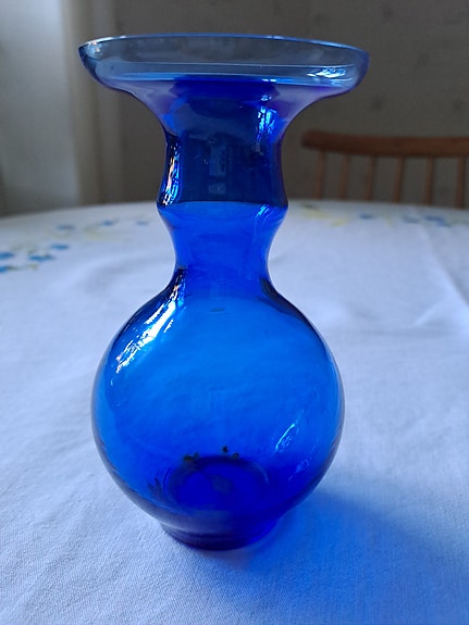 Kumelan sininen lasimaljakko, 14 cm