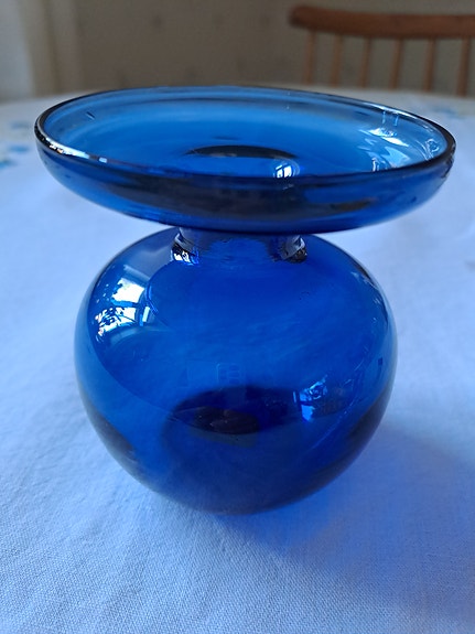 Erkki Vesannon sininen kynttilänjalka/maljakko, Iittala