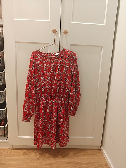 Vila punainen kukka mekko 38