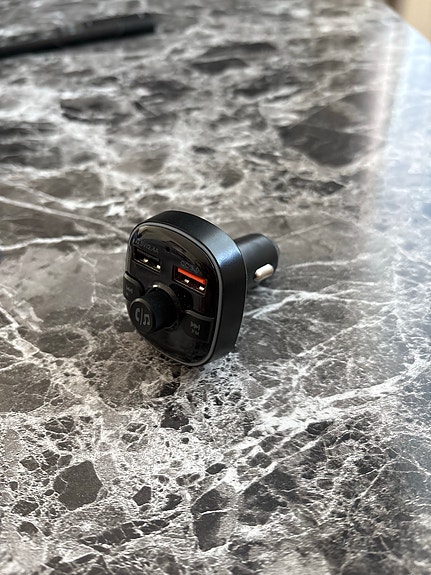 Bluetooth FM-lähetin autoon USB-latureilla