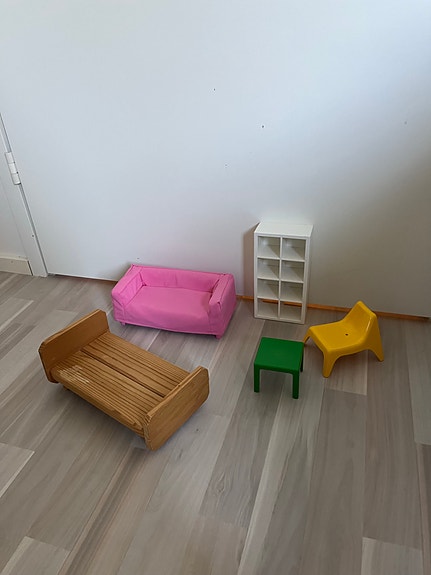 IKEA nukkekodin kalusteet sohva tuoli pöytä hylly ja sänky