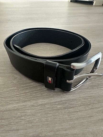 Tommy Hilfiger musta miesten vyö