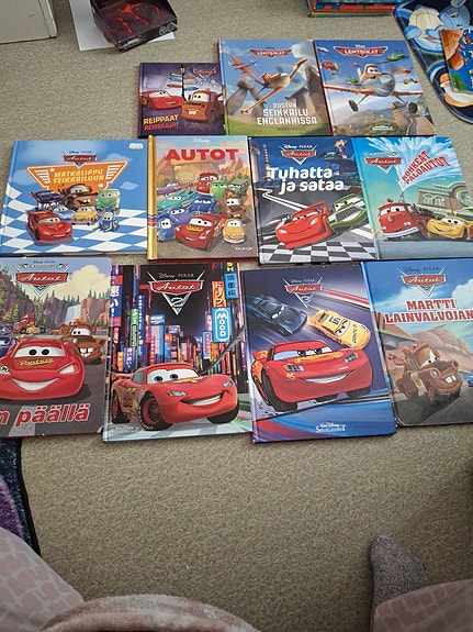 Disney Pixar Autot kirjat
