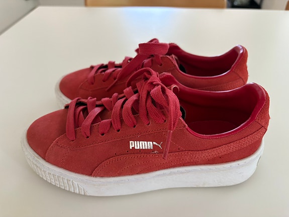 Puman punaiset tennarit