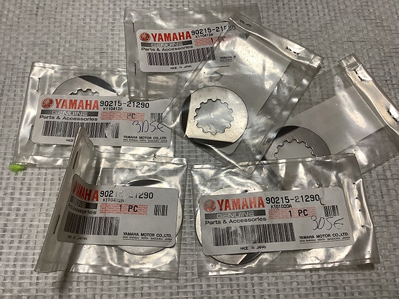 90215-21290 lukkolaatta YAMAHA FZ 750,FZ6,ym.