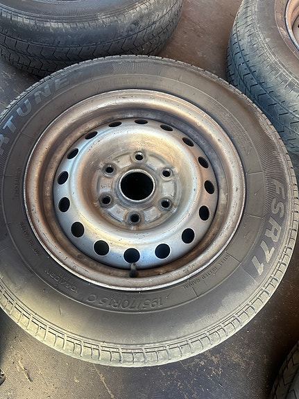 Toyota Hiace kesärenkaat vanteilla 195/70R15C (DOT 2022)