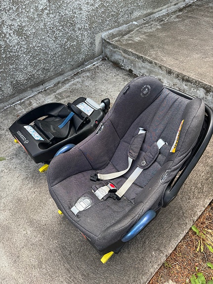 Maxi-Cosi turvaistuin, harmaa + 2 telakkaa