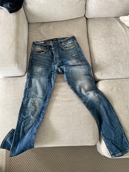Haaroista rikkinäiset, Jack & Jones Slim Straight miesten farkut