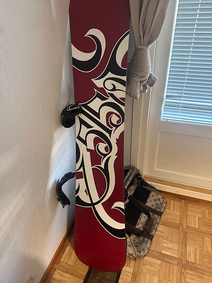 Lumilauta setti kahdella kypärällä 166cm ja 44kokoset monot