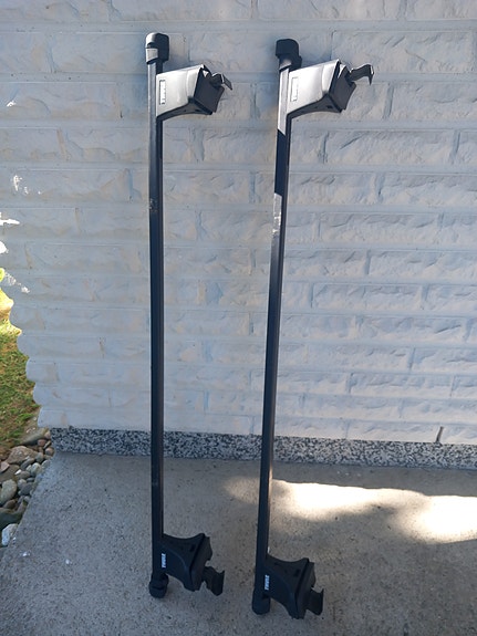 Thule kattotelineet autoon musta
