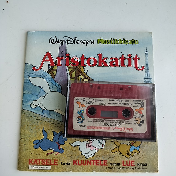 Aristokatit c-kasetti ja kirja
