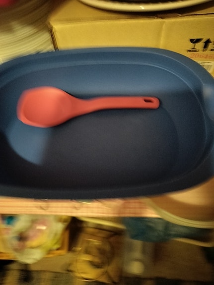 Tupperware kulhot ja kauhat kannella
