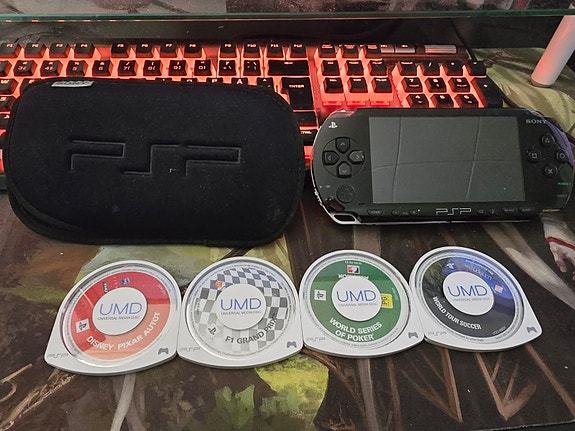 Sony PSP käsikonsoli & neljä peliä