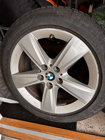 BMW 205/55 R17 renkaat vanteilla