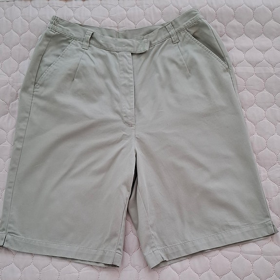 Naisten polvipituiset shortsit, koko 42, kuin uusi