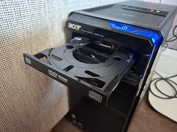 Retro pöytätietokone DVD-asemalla