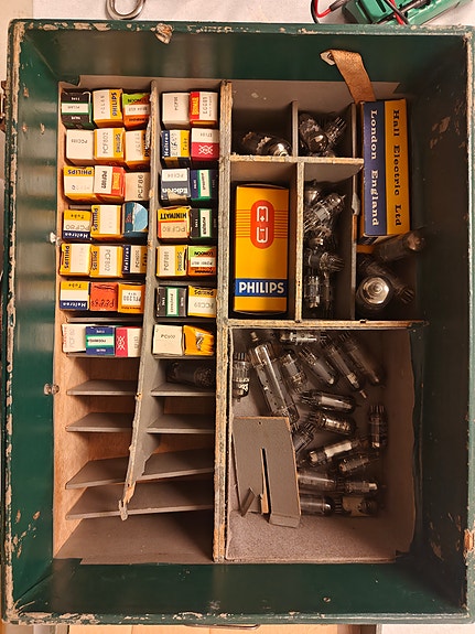 Erä vanhoja radioputkia / elektroniputkia laatikossa (NOS / käytetty)