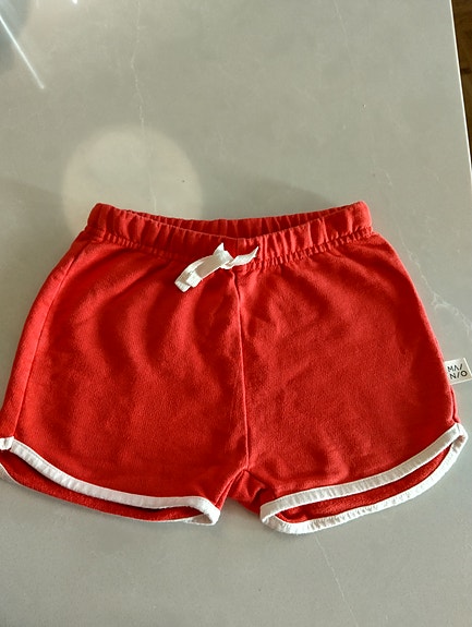 Punaiset shortsit (98/104) Mainio
