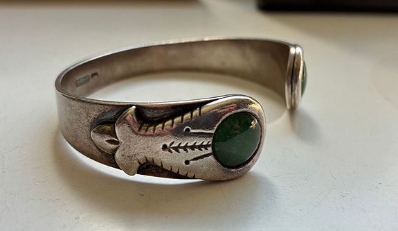 Kalevala vintage hopeinen rannerengas vihreillä kivillä